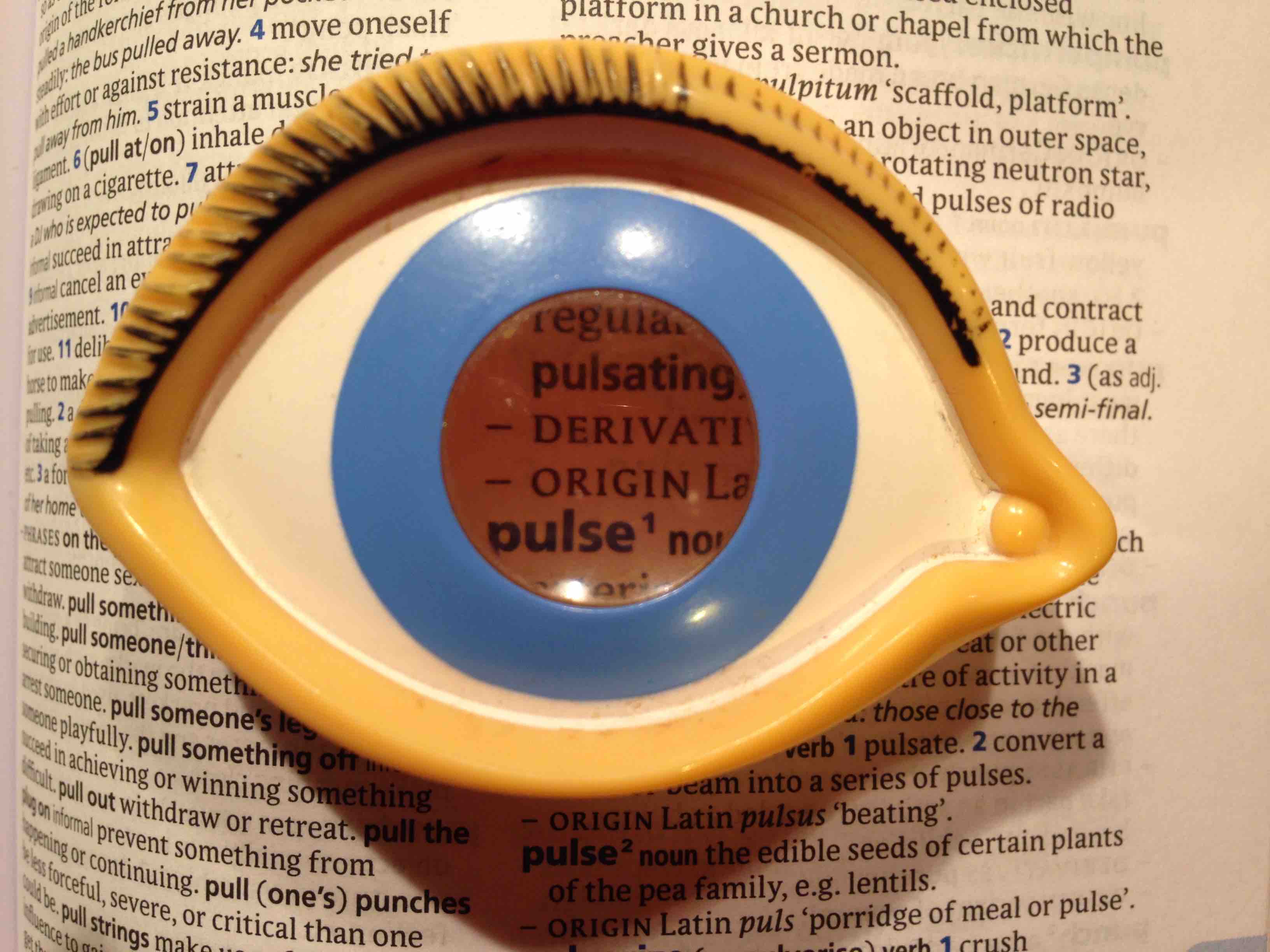 Une loupe en forme d'oeil bleu